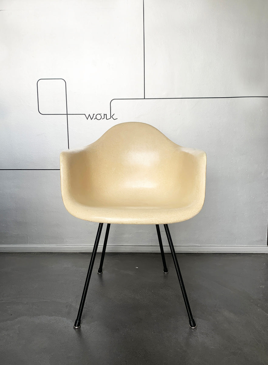 Charles & Ray Eames DAX Chair Fiberglass on X-base, Herman Miller