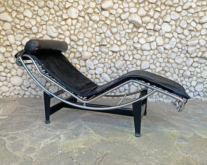 Vintage Lc4 lounge chair in black leather by Le Corbusier for