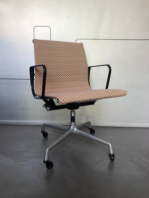 Eames EA117 Office Chair, Herman Miller 1960s – New Checker Fabric by Alexander Girard