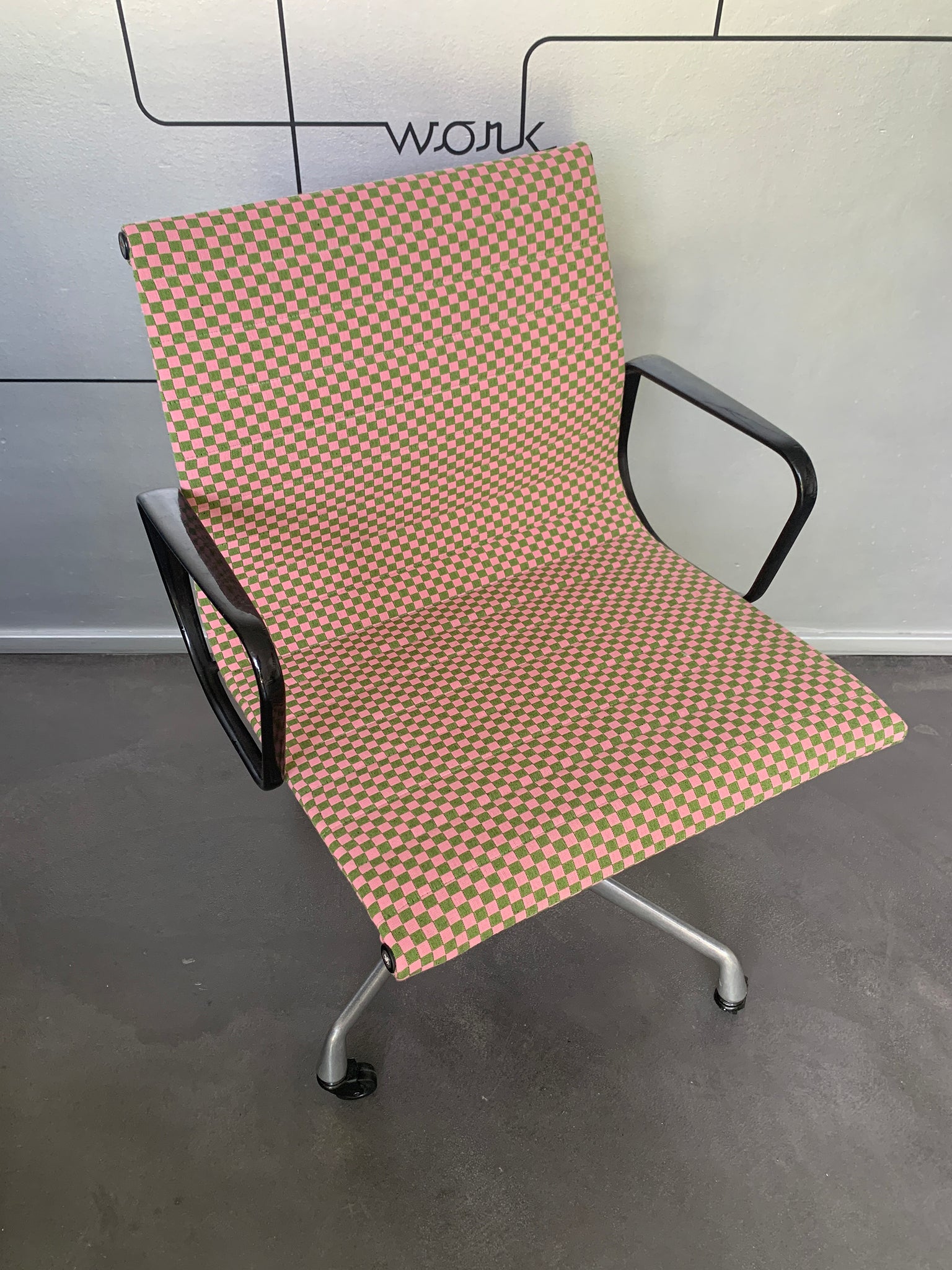 Eames EA117 Office Chair, Herman Miller 1960s – New Checker Fabric by Alexander Girard