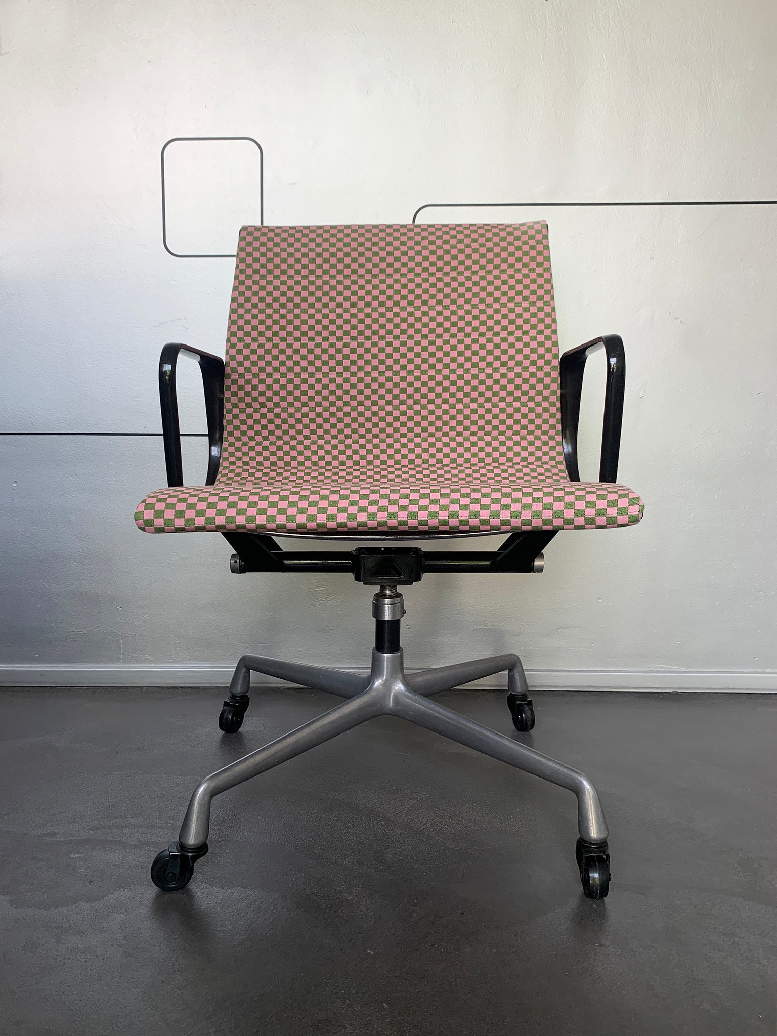 Eames EA117 Office Chair, Herman Miller 1960s – New Checker Fabric by Alexander Girard