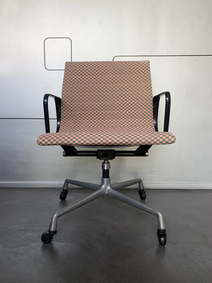 Eames EA117 Office Chair, Herman Miller 1960s – New Checker Fabric by Alexander Girard