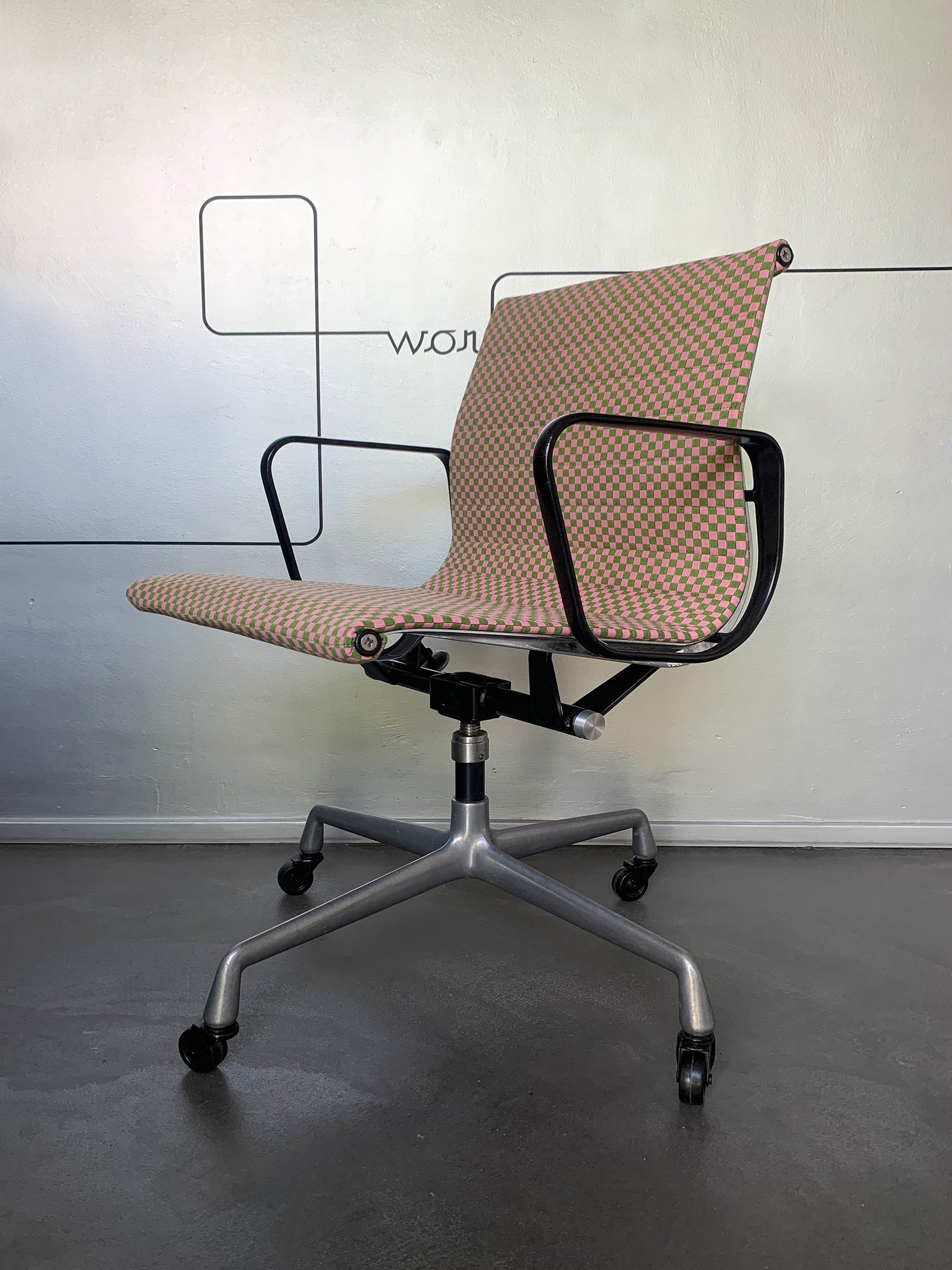 Eames EA117 Office Chair, Herman Miller 1960s – New Checker Fabric by Alexander Girard