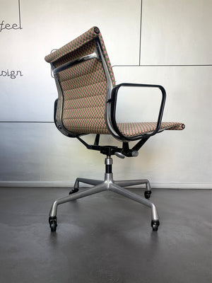 Eames EA117 Office Chair, Herman Miller 1960s – New Checker Fabric by Alexander Girard